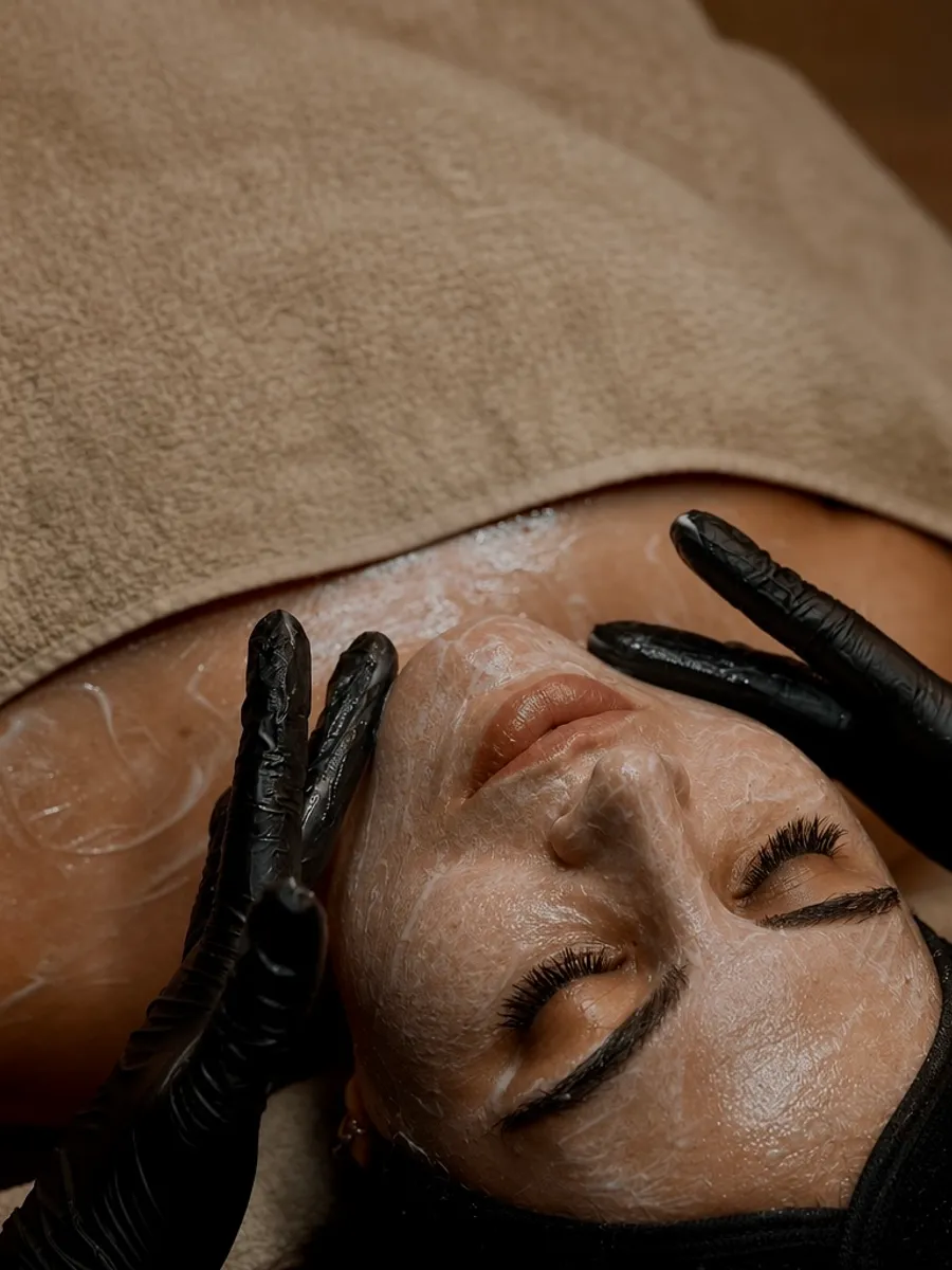 Gezichtsbehandeling met masker bij Pure Body Bliss in Fijnaart